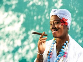 Kubanerin mit Zigarre