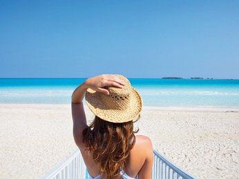 Frau am Strand in der Karibik