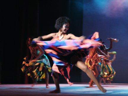 Tropicana Show - wirbelnde Tänzer