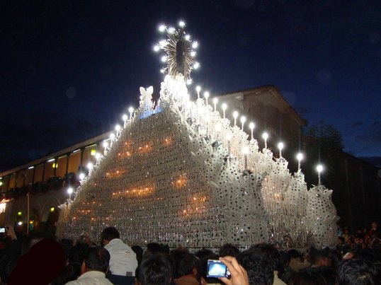Ayacucho feierlich dekoriert mit Lichterketten
