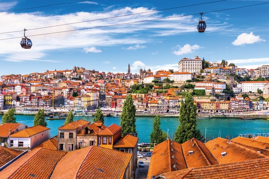 Porto Skyline mit Seilbahn